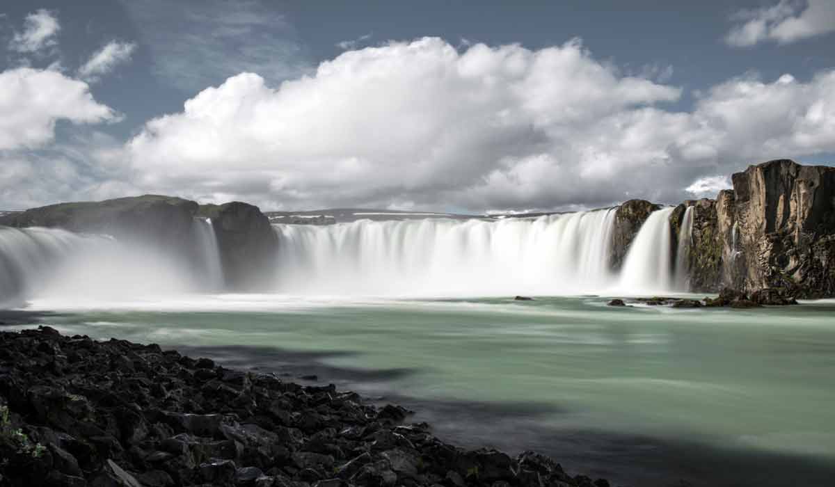 Goðafoss (Ostseite) vom Fluss aus gesehen
